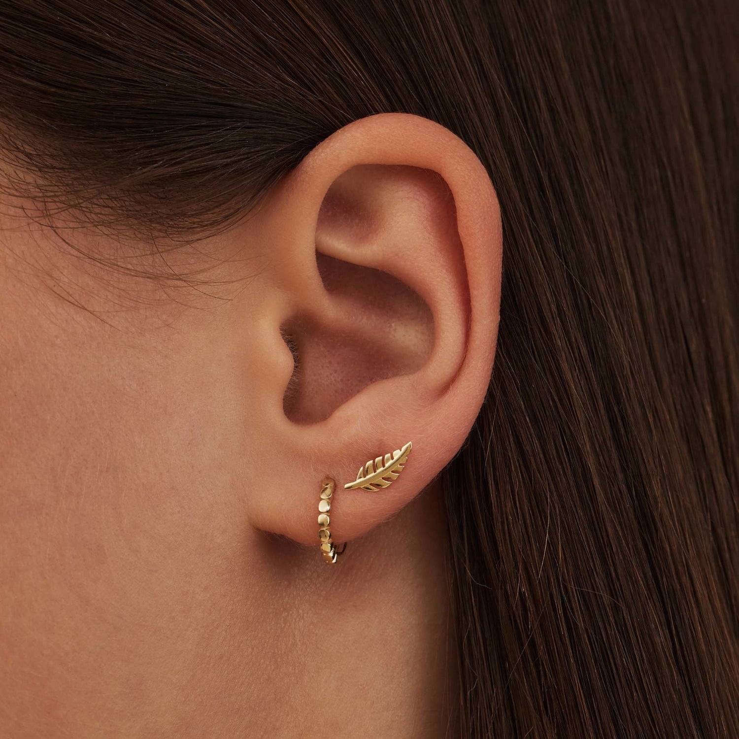 Isabel Bernard Cadeau d'Isabel 14 karat gold necklace and ear studs gift set with feather IB90186
