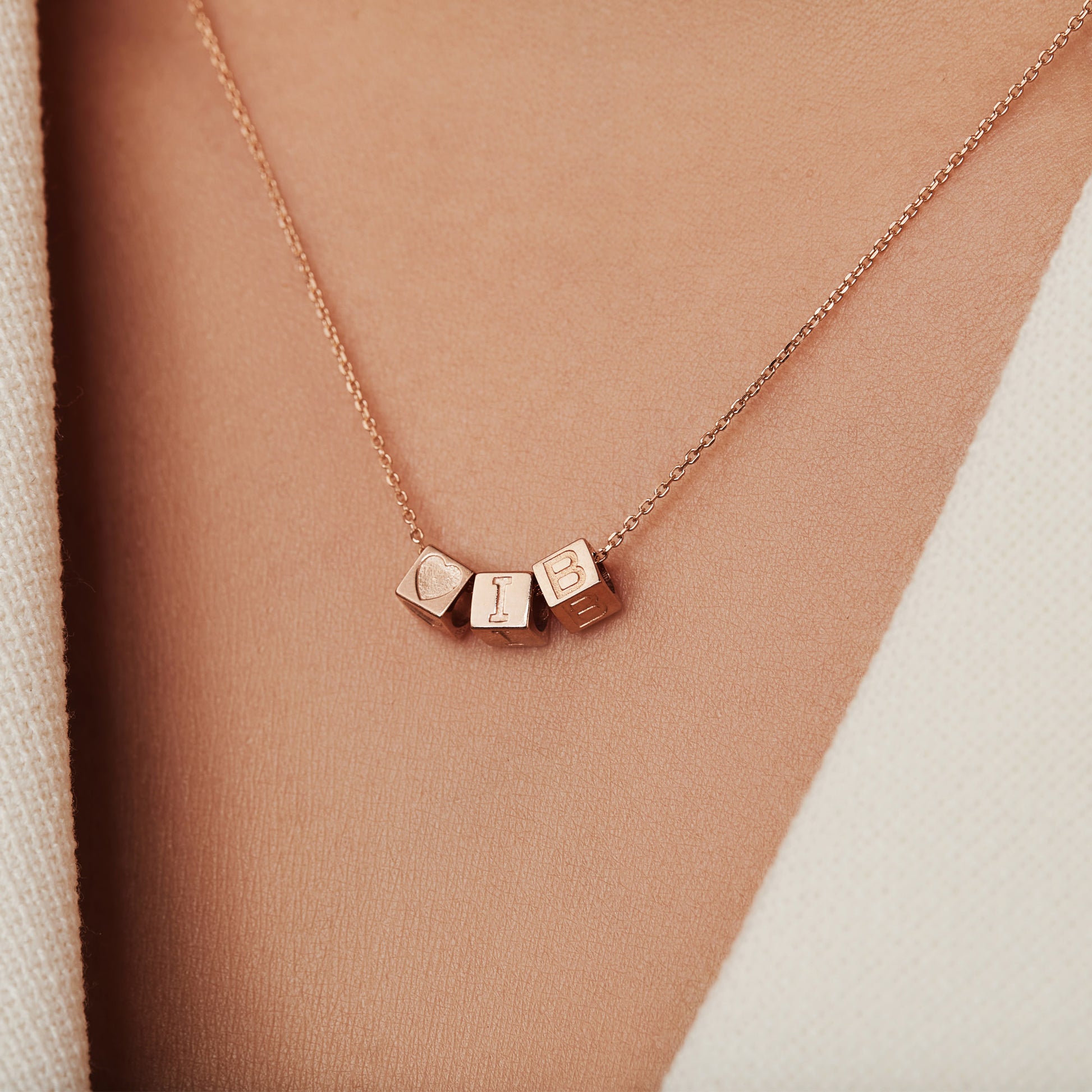 Isabel Bernard La Concorde 14 Karaat Roségouden Kubus Initial Ketting IB340055-Z
