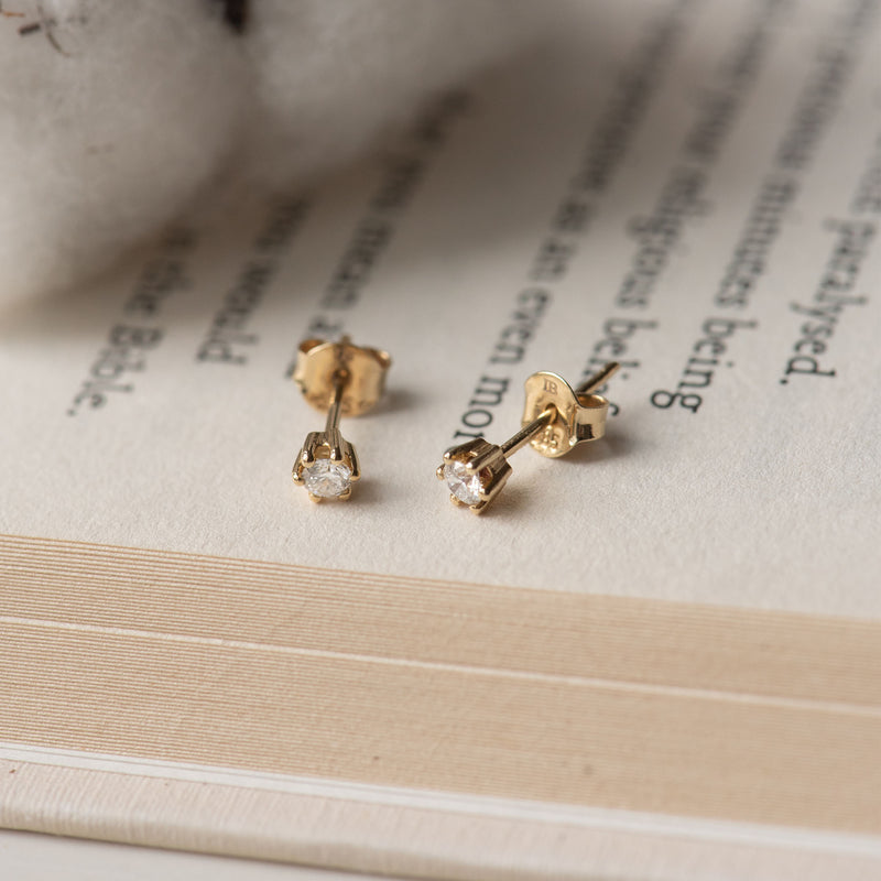 Isabel Bernard De la Paix Emily 14 Carat Golden Ear Studs | diamond 0.10 ct | IBD360007-zoom-