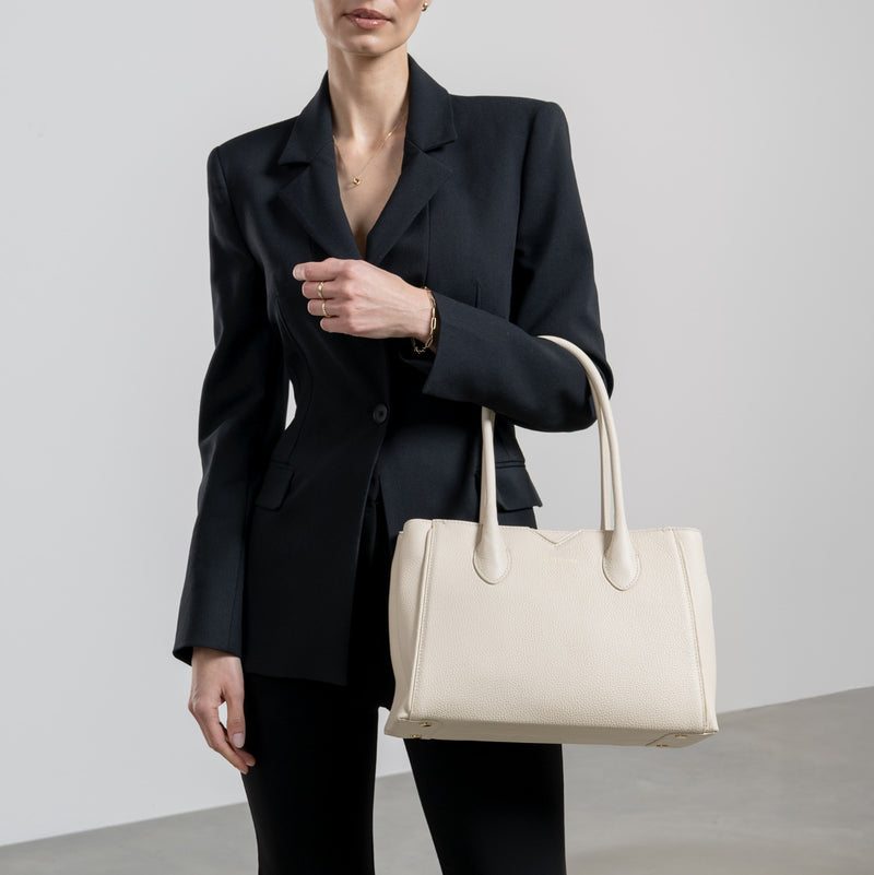 Isabel Bernard Honoré Cloe Midi Crème Kalfsleren Handtas IB25082-070-zoom-