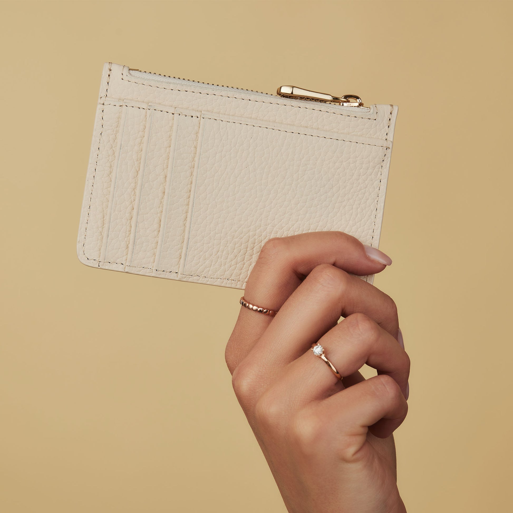 Isabel Bernard Honoré Aveline crème Leather Card Holder made of Calfskin IB27021
