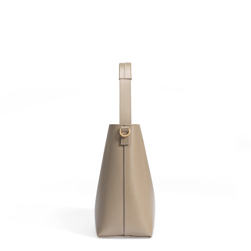 Isabel Bernard Montmartre Béatrice taupe vegetable tanned leather handbag IB25095-378-zoom-