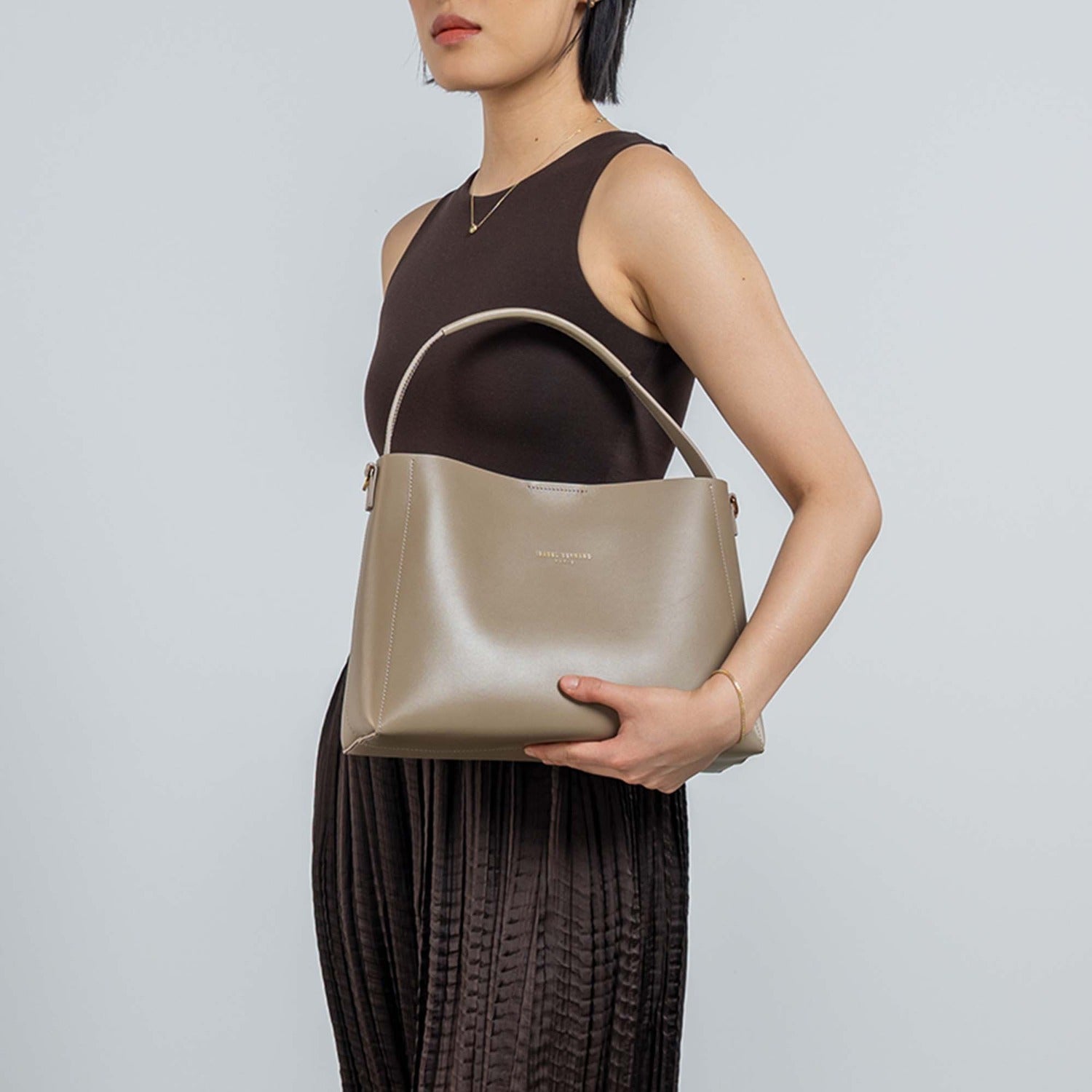 Isabel Bernard Montmartre Béatrice taupe vegetable tanned leather handbag IB25095-378
